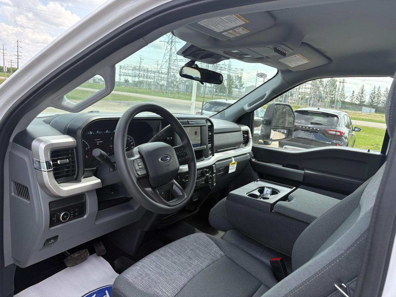 2025 Ford F-350 Super Duty DRW XLT 4WD CREW CAB 8' BOX Photo5