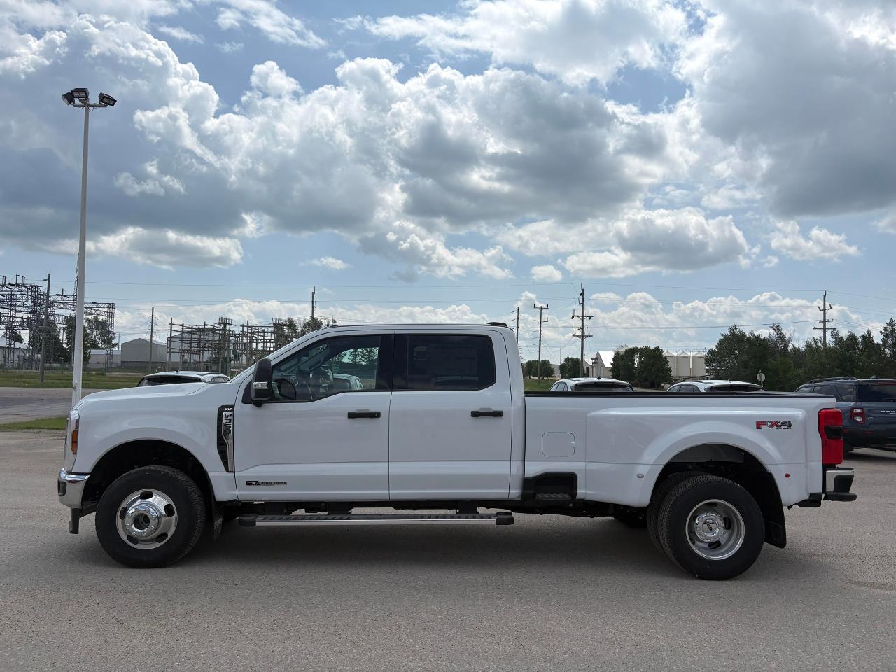 2025 Ford F-350 Super Duty DRW XLT 4WD CREW CAB 8' BOX Photo5