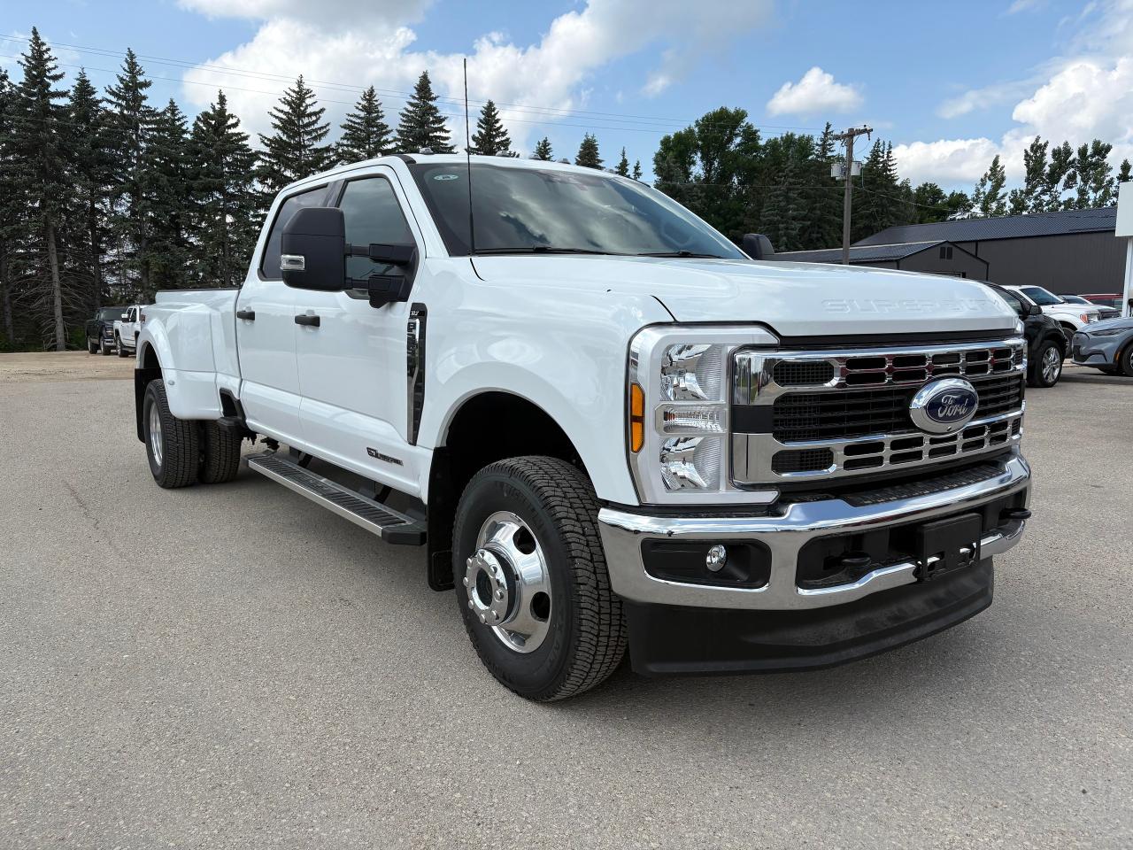 2025 Ford F-350 Super Duty DRW XLT 4WD CREW CAB 8' BOX Photo5