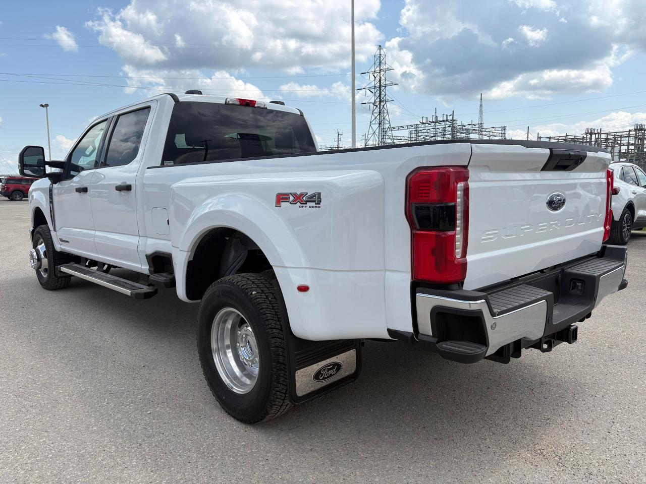 2025 Ford F-350 Super Duty DRW XLT 4WD CREW CAB 8' BOX Photo5