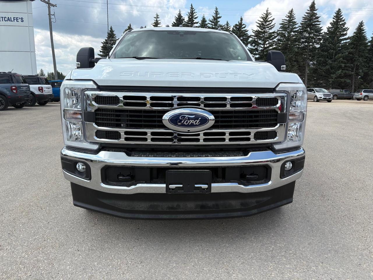 2025 Ford F-350 Super Duty DRW XLT 4WD CREW CAB 8' BOX Photo2