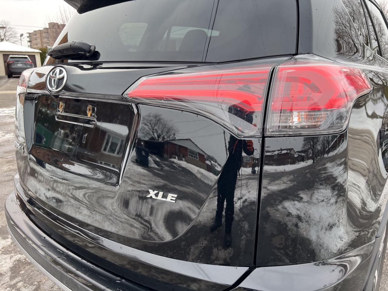 2018 Toyota RAV4 XLE FWD - Photo #9