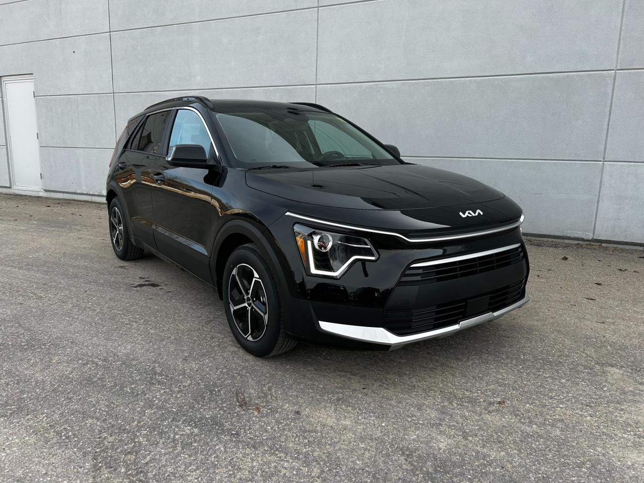 New 2025 Kia NIRO PLUG-IN Hybrid EX Premium *Used Dealer Demo* for sale in Listowel, ON