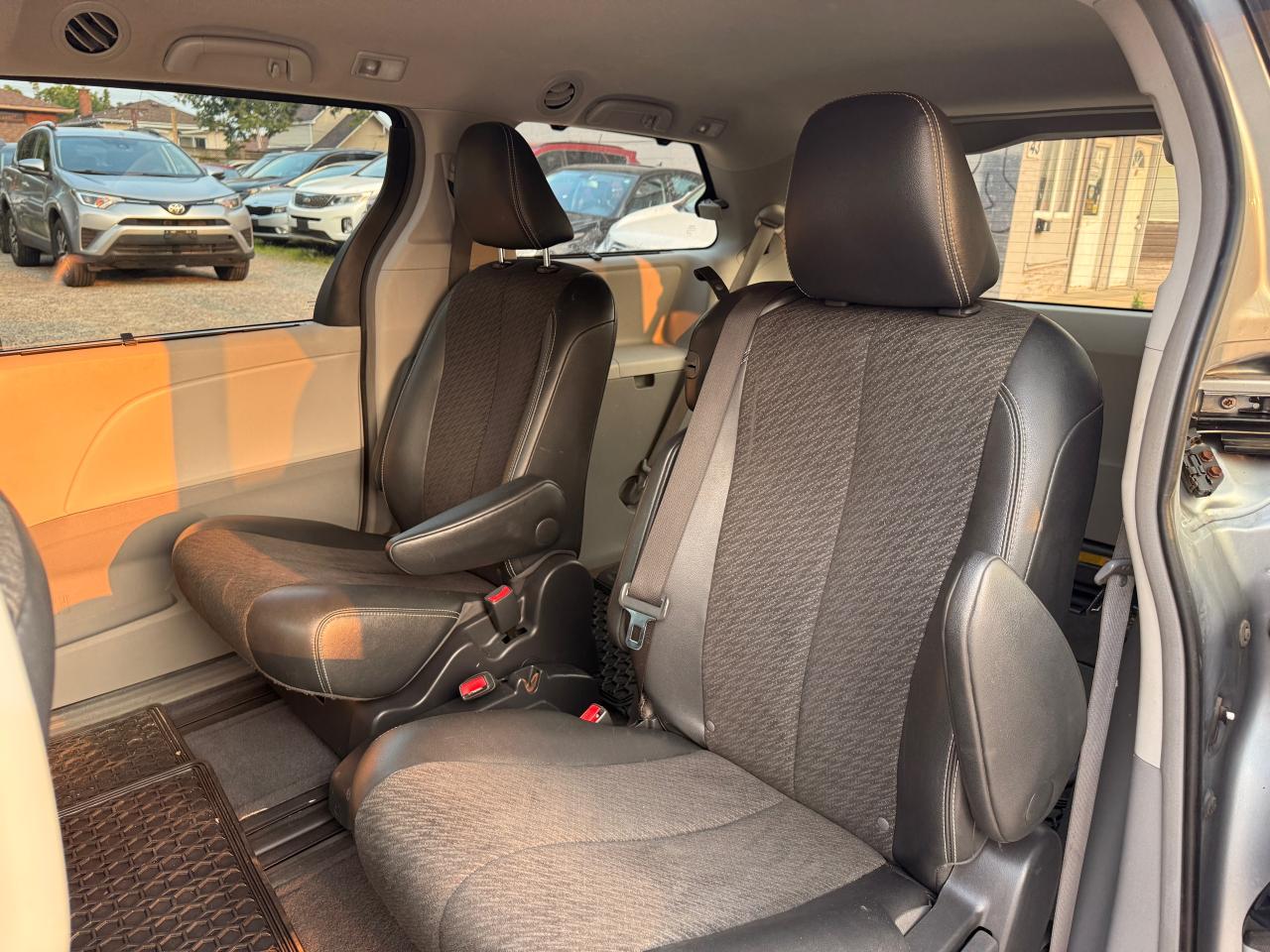 2013 Toyota Sienna 5DR V6 SE 8-PASS FWD Photo