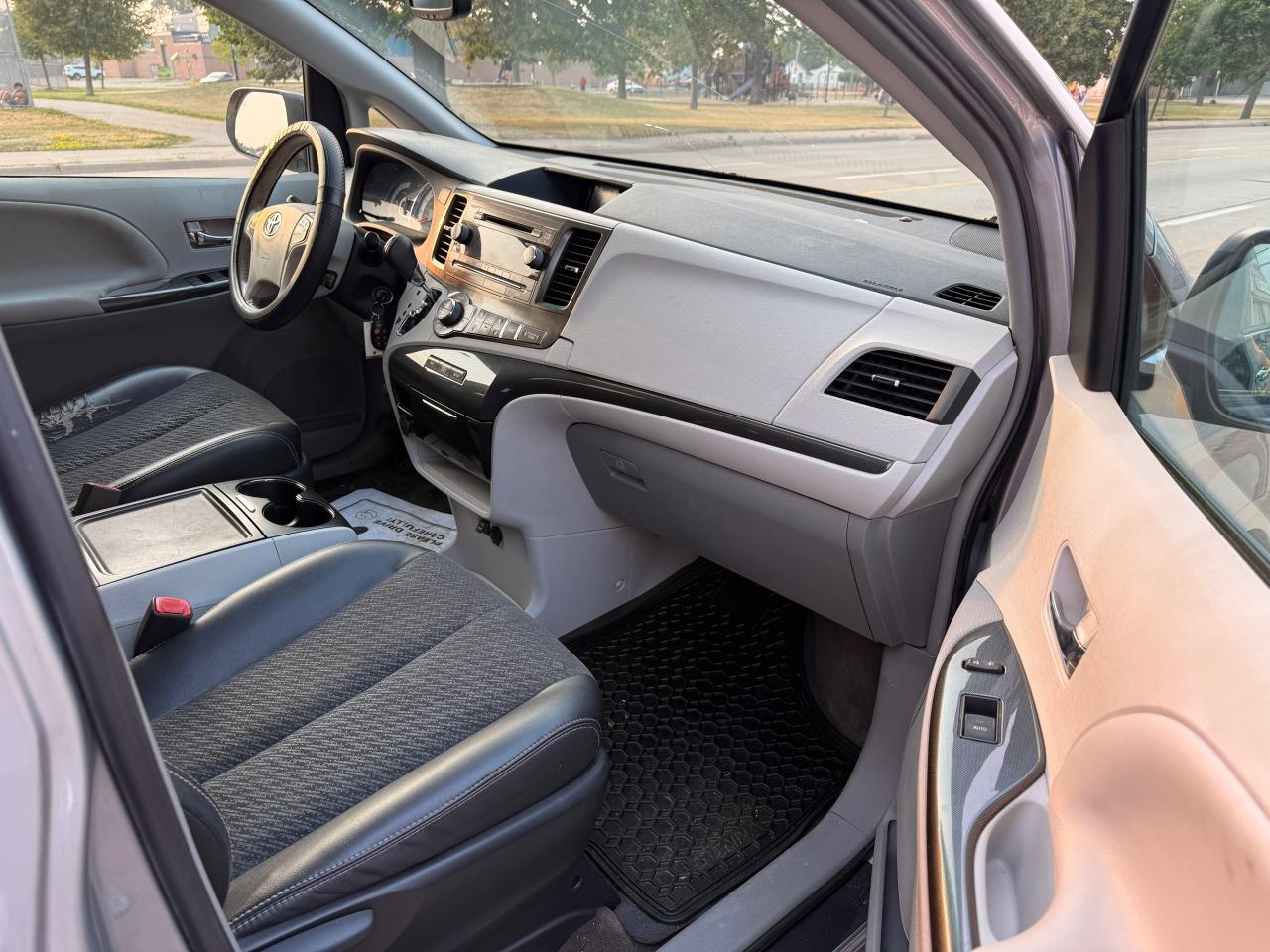 2013 Toyota Sienna 5DR V6 SE 8-PASS FWD Photo