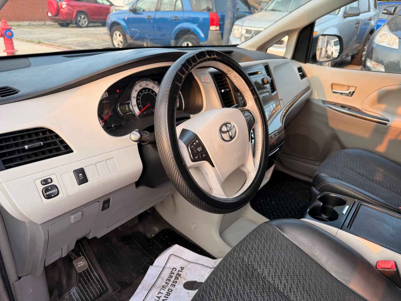 2013 Toyota Sienna 5DR V6 SE 8-PASS FWD Photo