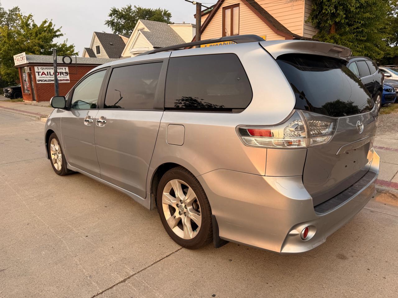 2013 Toyota Sienna 5DR V6 SE 8-PASS FWD Photo