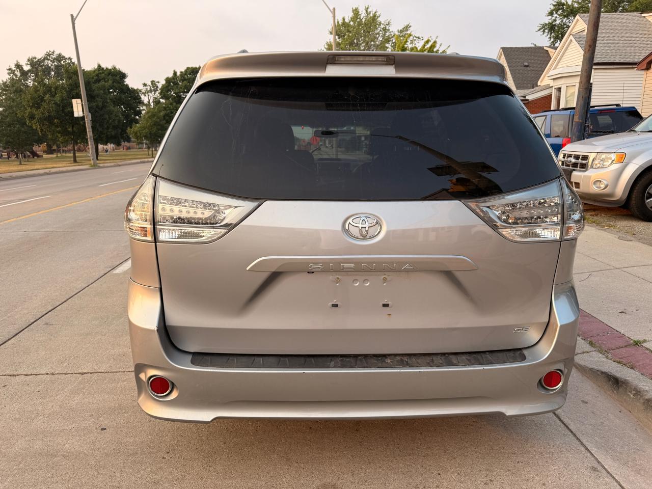 2013 Toyota Sienna 5DR V6 SE 8-PASS FWD Photo