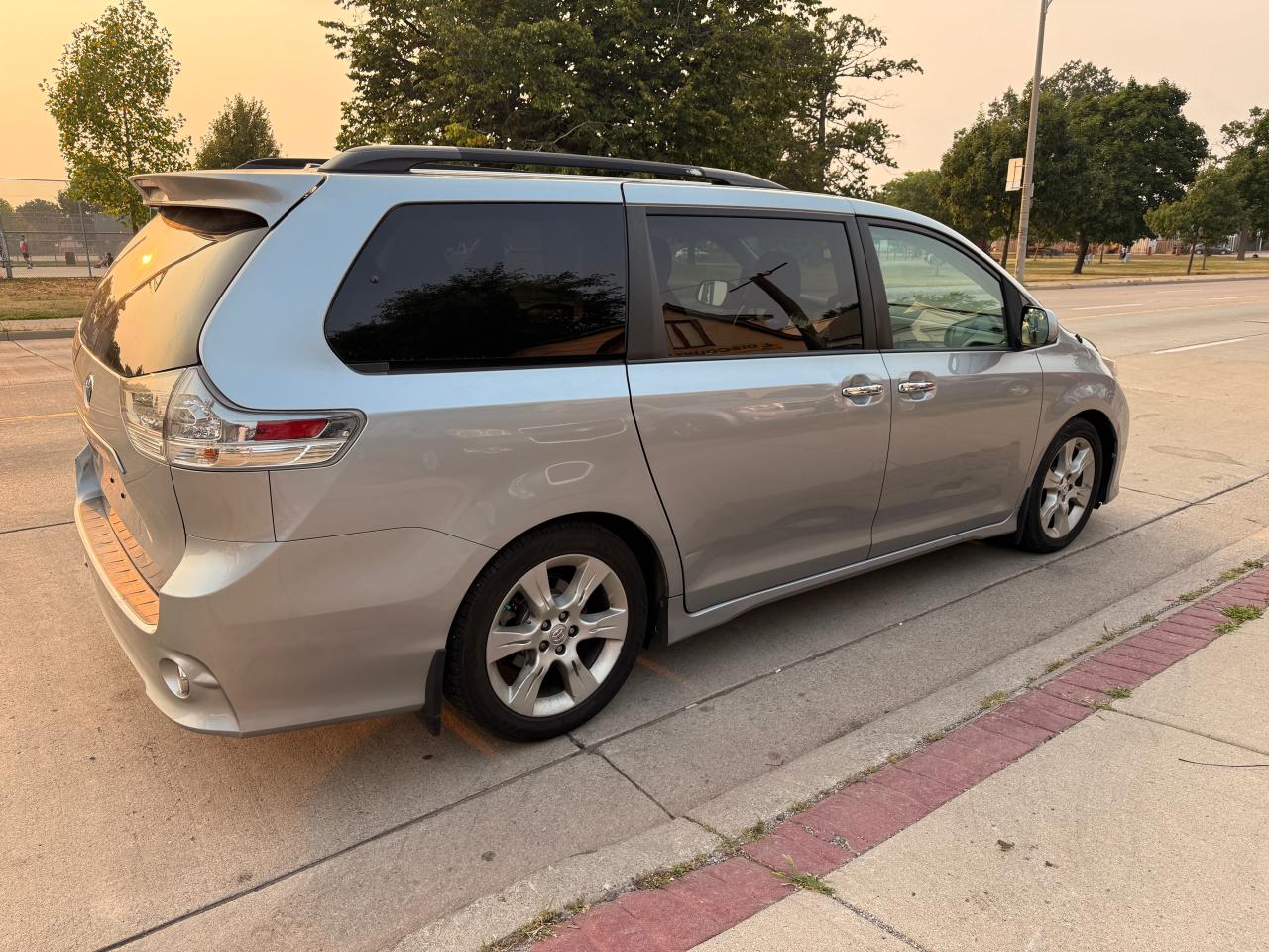 2013 Toyota Sienna 5DR V6 SE 8-PASS FWD Photo