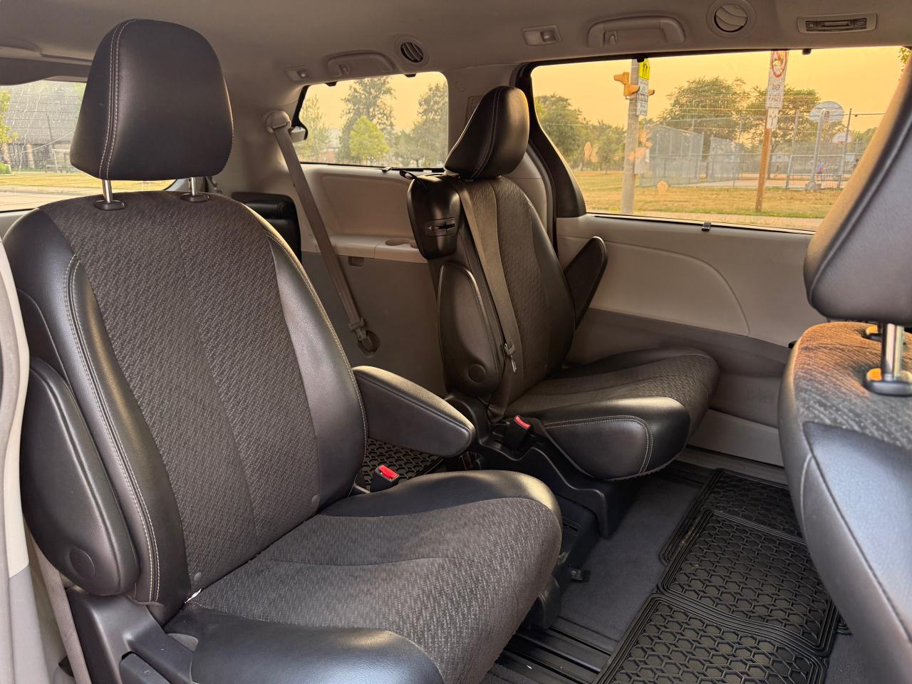 2013 Toyota Sienna 5DR V6 SE 8-PASS FWD Photo