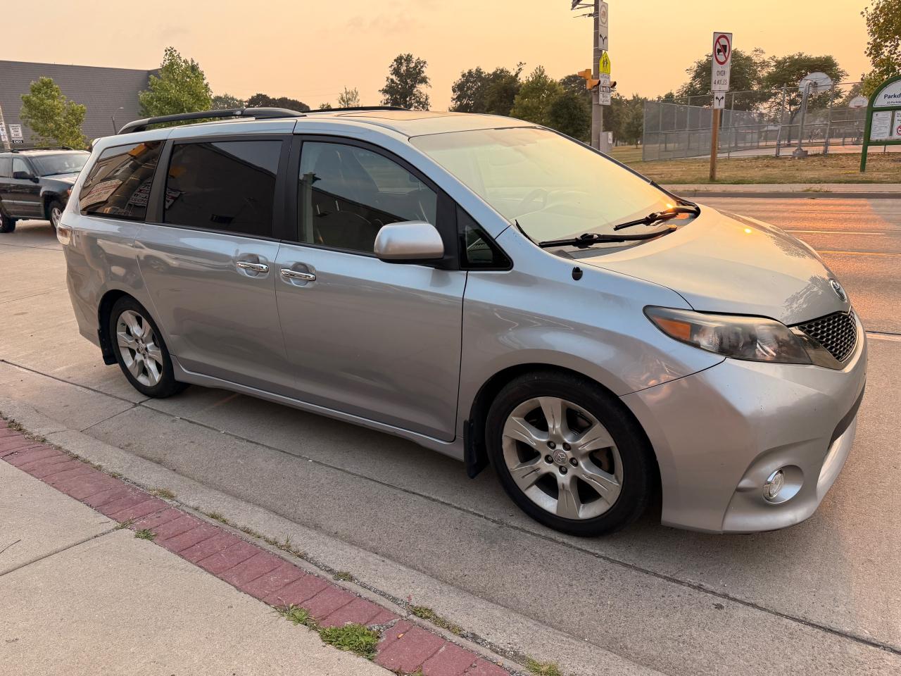 2013 Toyota Sienna 5DR V6 SE 8-PASS FWD Photo2