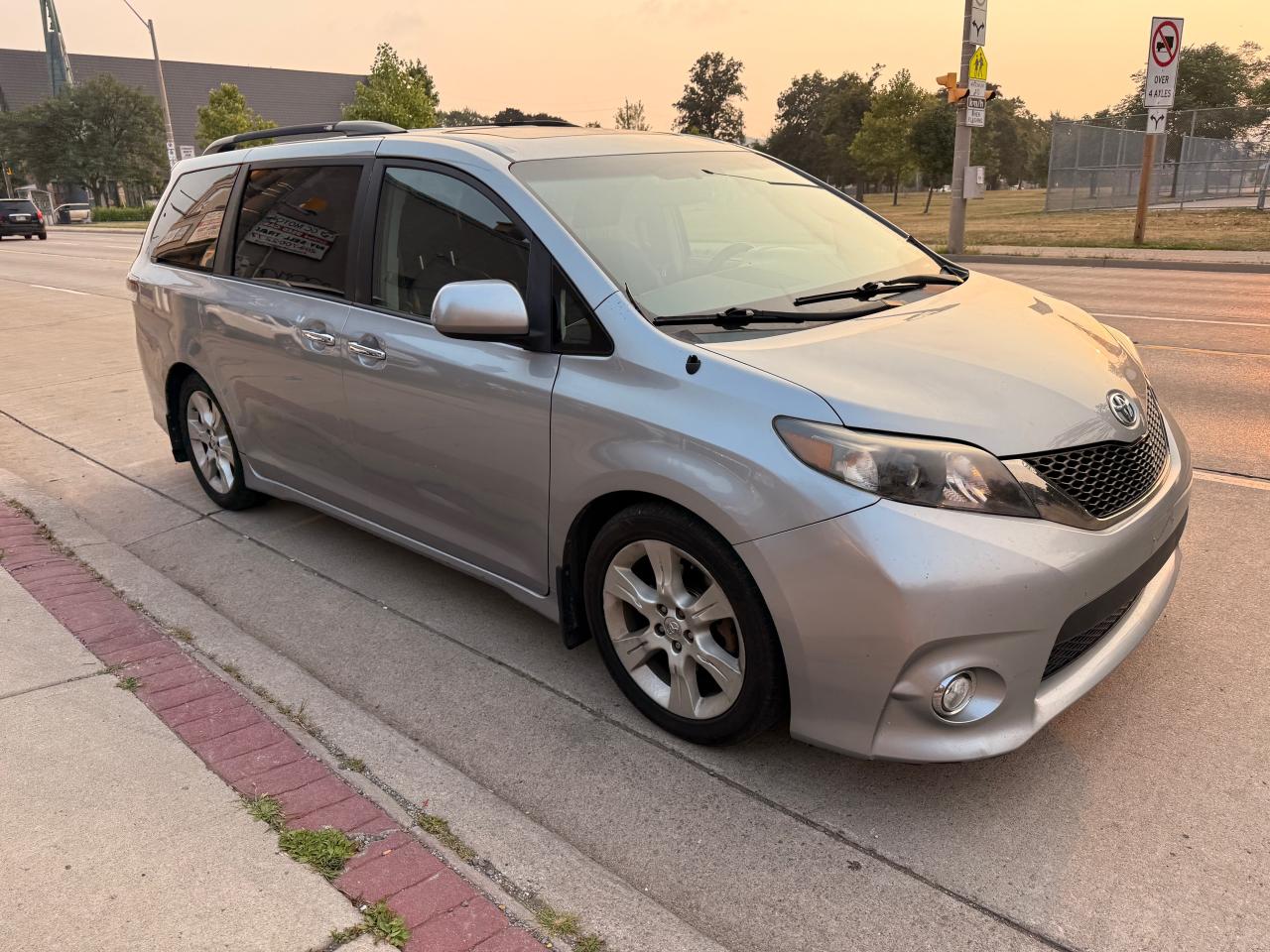 2013 Toyota Sienna 5DR V6 SE 8-PASS FWD Photo