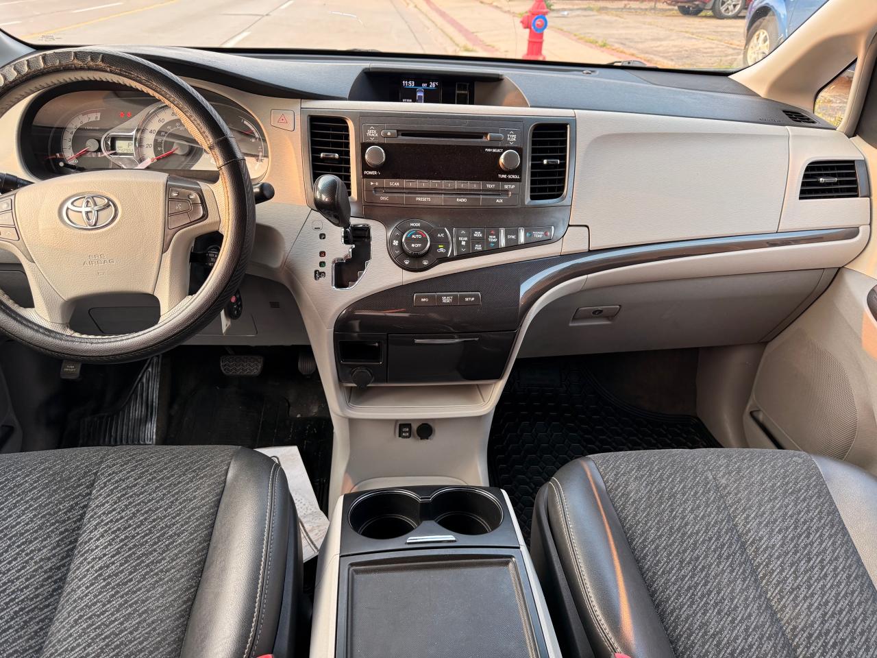 2013 Toyota Sienna 5DR V6 SE 8-PASS FWD Photo