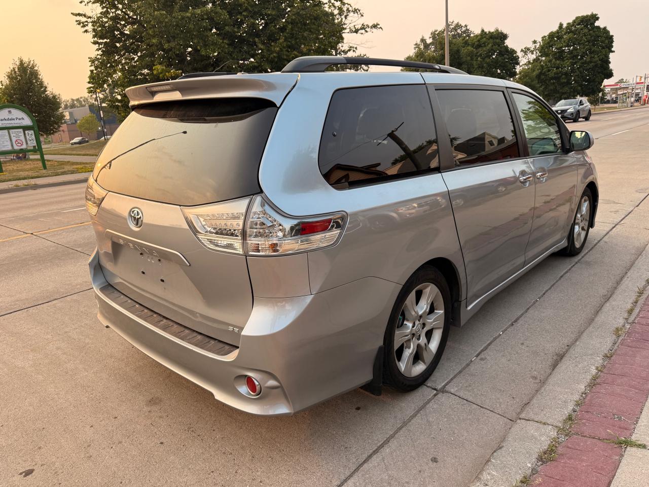 2013 Toyota Sienna 5DR V6 SE 8-PASS FWD Photo