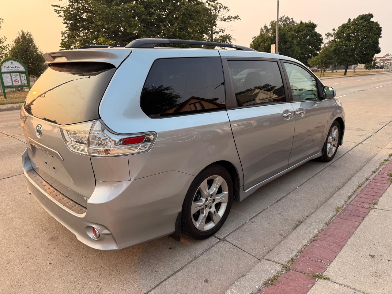 2013 Toyota Sienna 5DR V6 SE 8-PASS FWD Photo