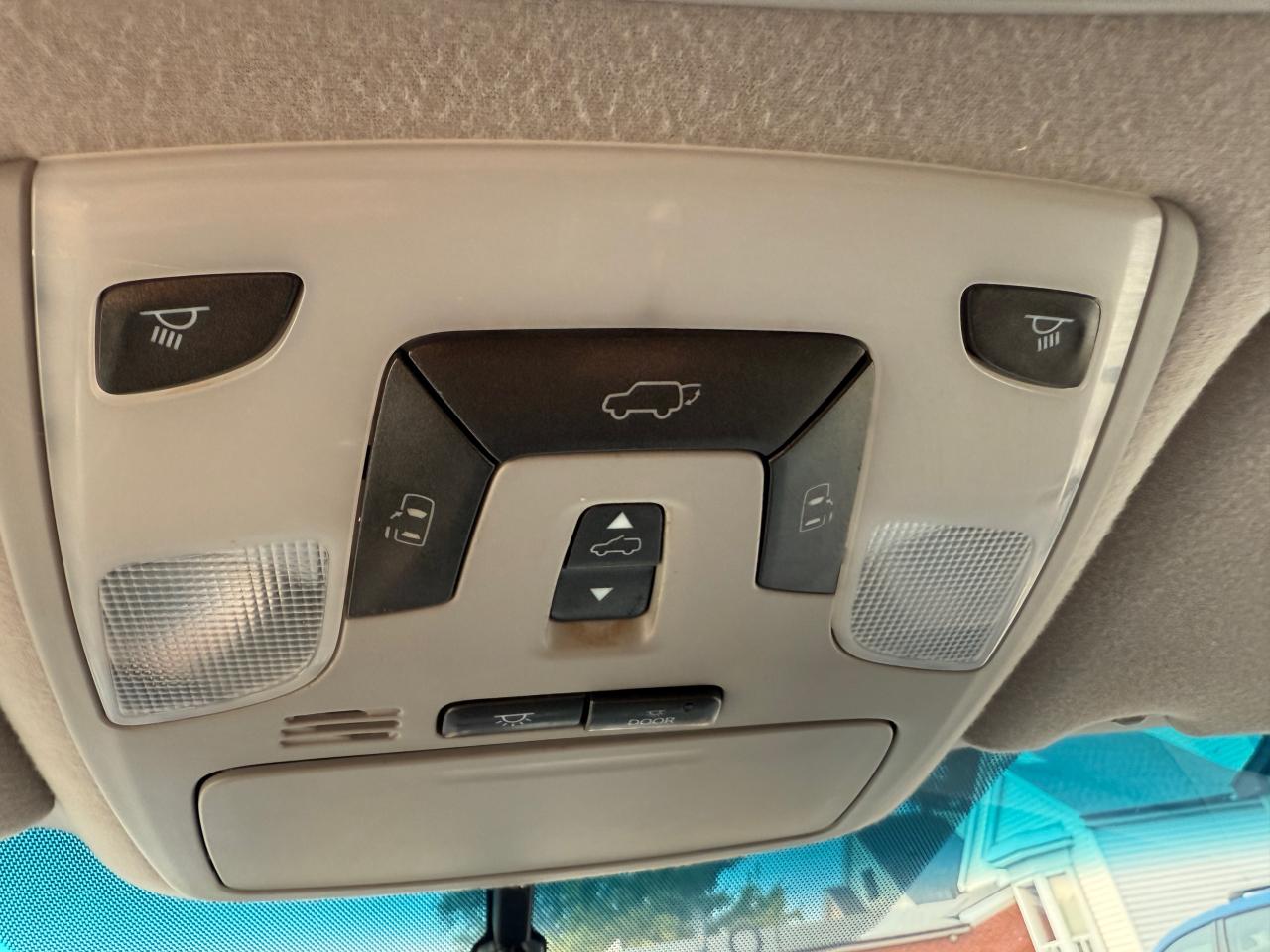 2013 Toyota Sienna 5DR V6 SE 8-PASS FWD Photo