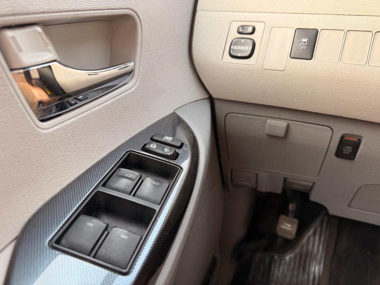 2013 Toyota Sienna 5DR V6 SE 8-PASS FWD Photo