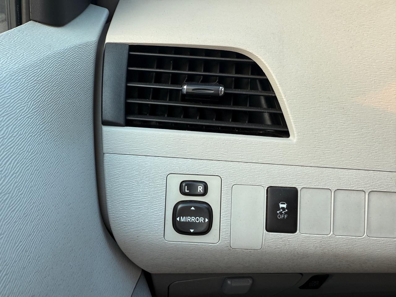 2013 Toyota Sienna 5DR V6 SE 8-PASS FWD - Photo #28