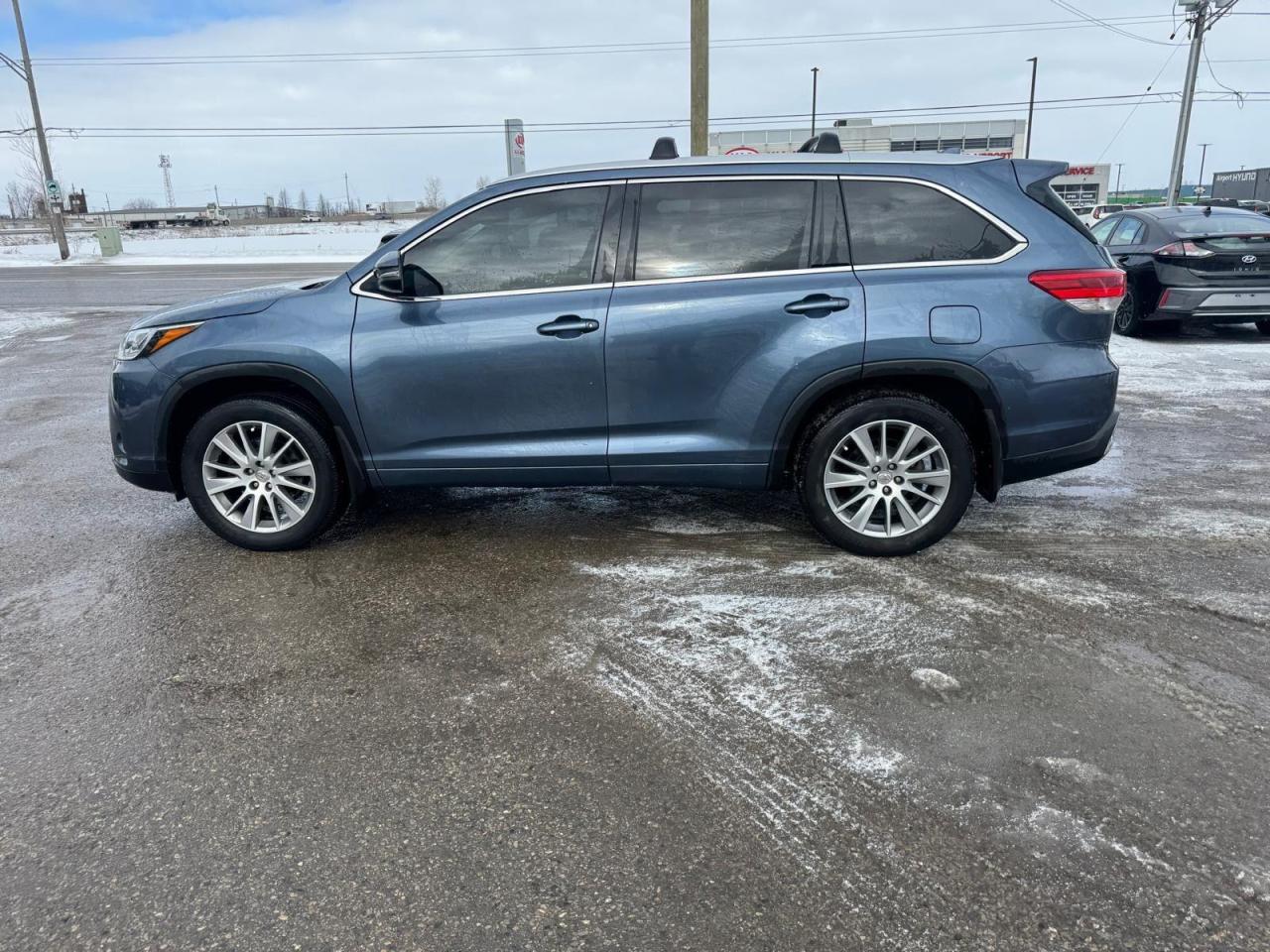 2017 Toyota Highlander XLE, AWD, ONLY 123KMS, LOADED, CERTIFIED - Photo #2