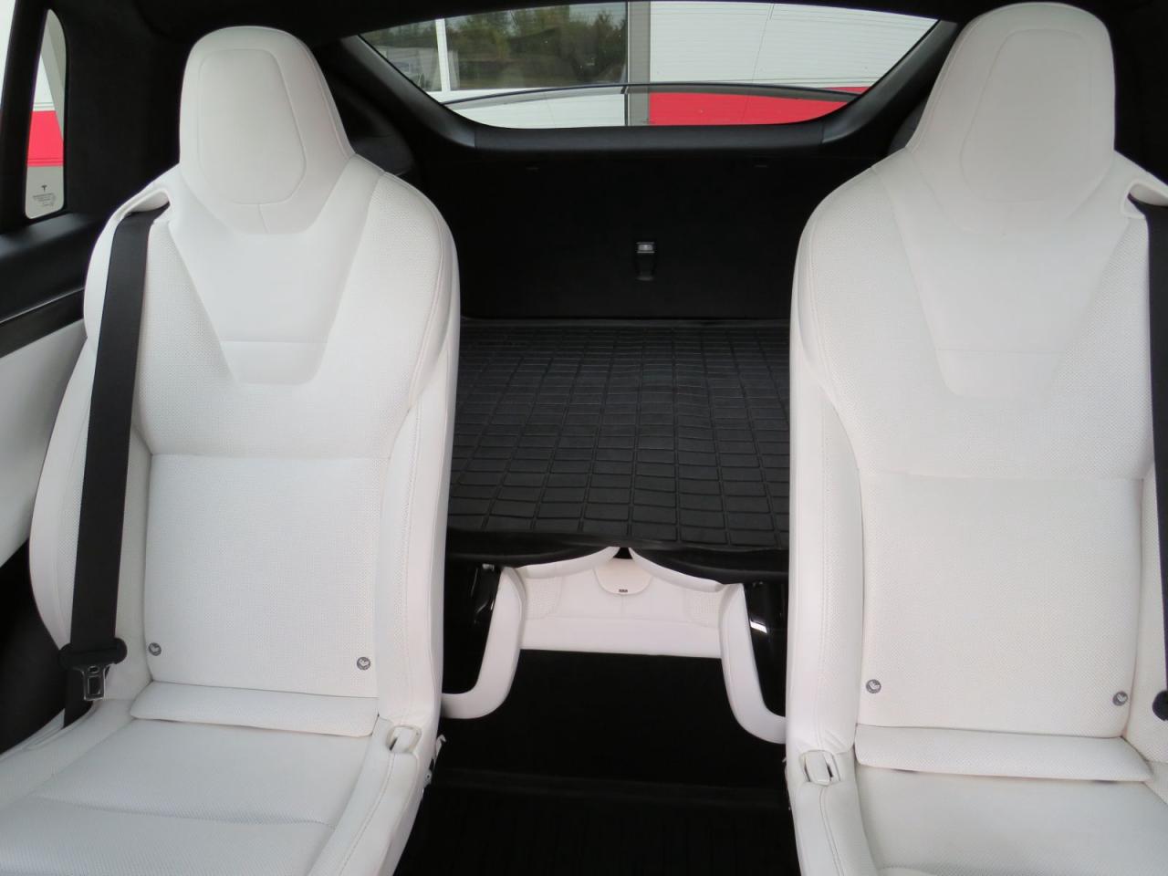 2016 Tesla Model X 90D (**AWD**FALCON WING REAR DOORS**ALLOY RIMS**FOG LIGHTS**LEATHER**NAVIGATION**POWER SEATS**POWER DOORS**17 INCH TOUCHSCREEN DISPLAY**HEATED SEATS**HEATED STEERING WHEEL**REVERSE CAMERA**BLUETOOTH**CRUISE CONTROL**) Photo