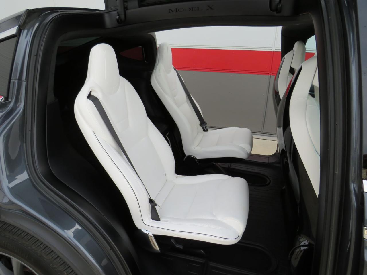 2016 Tesla Model X 90D (**AWD**FALCON WING REAR DOORS**ALLOY RIMS**FOG LIGHTS**LEATHER**NAVIGATION**POWER SEATS**POWER DOORS**17 INCH TOUCHSCREEN DISPLAY**HEATED SEATS**HEATED STEERING WHEEL**REVERSE CAMERA**BLUETOOTH**CRUISE CONTROL**) Photo