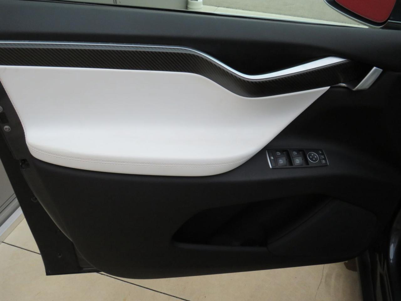 2016 Tesla Model X 90D (**AWD**FALCON WING REAR DOORS**ALLOY RIMS**FOG LIGHTS**LEATHER**NAVIGATION**POWER SEATS**POWER DOORS**17 INCH TOUCHSCREEN DISPLAY**HEATED SEATS**HEATED STEERING WHEEL**REVERSE CAMERA**BLUETOOTH**CRUISE CONTROL**) Photo