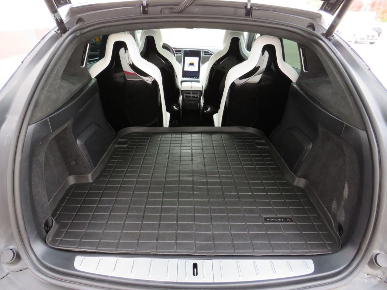 2016 Tesla Model X 90D (**AWD**FALCON WING REAR DOORS**ALLOY RIMS**FOG LIGHTS**LEATHER**NAVIGATION**POWER SEATS**POWER DOORS**17 INCH TOUCHSCREEN DISPLAY**HEATED SEATS**HEATED STEERING WHEEL**REVERSE CAMERA**BLUETOOTH**CRUISE CONTROL**) Photo