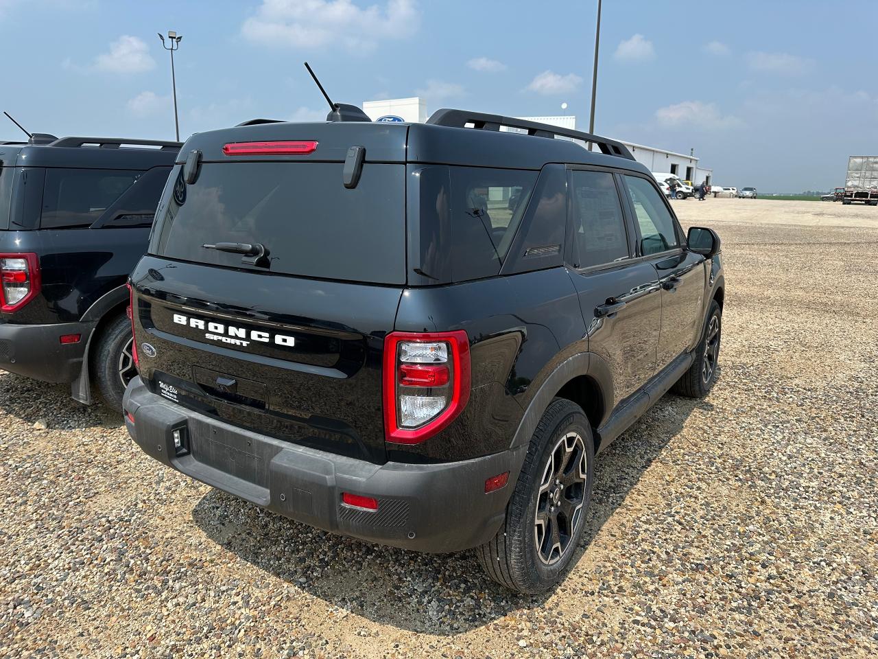 2025 Ford Bronco Sport OUTER BANKS 4x4 300A Photo2