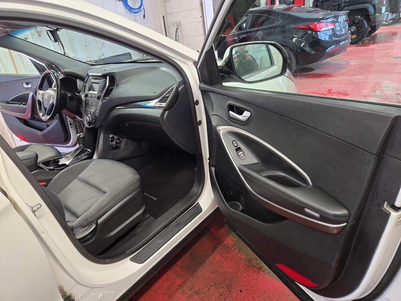 2016 Hyundai Santa Fe XL Premium - Photo #10