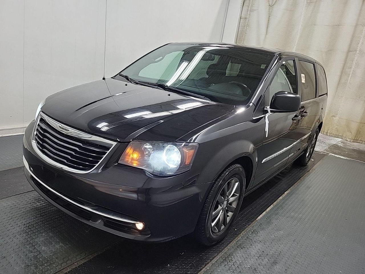 Used 2015 Chrysler Town & Country S for sale in Tilbury, ON