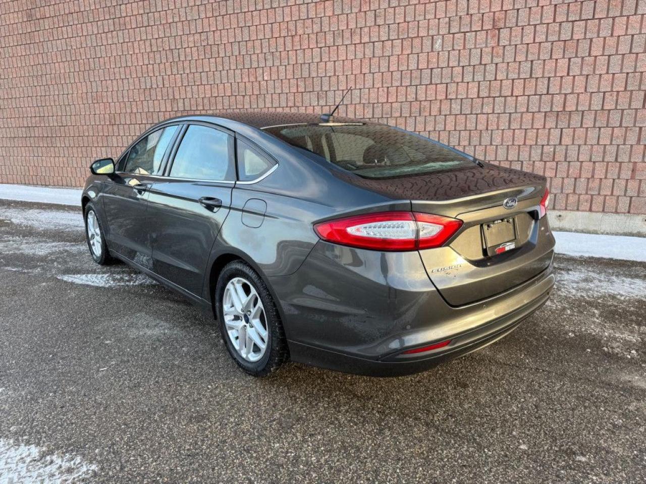 2016 Ford Fusion SE | CLEAN CARFAX | ONE-OWNER | LOW KMS | BIG SCREEN | ALLOY WHEELS | BACK-UP CAM | HEATED SEATS | - Photo #4