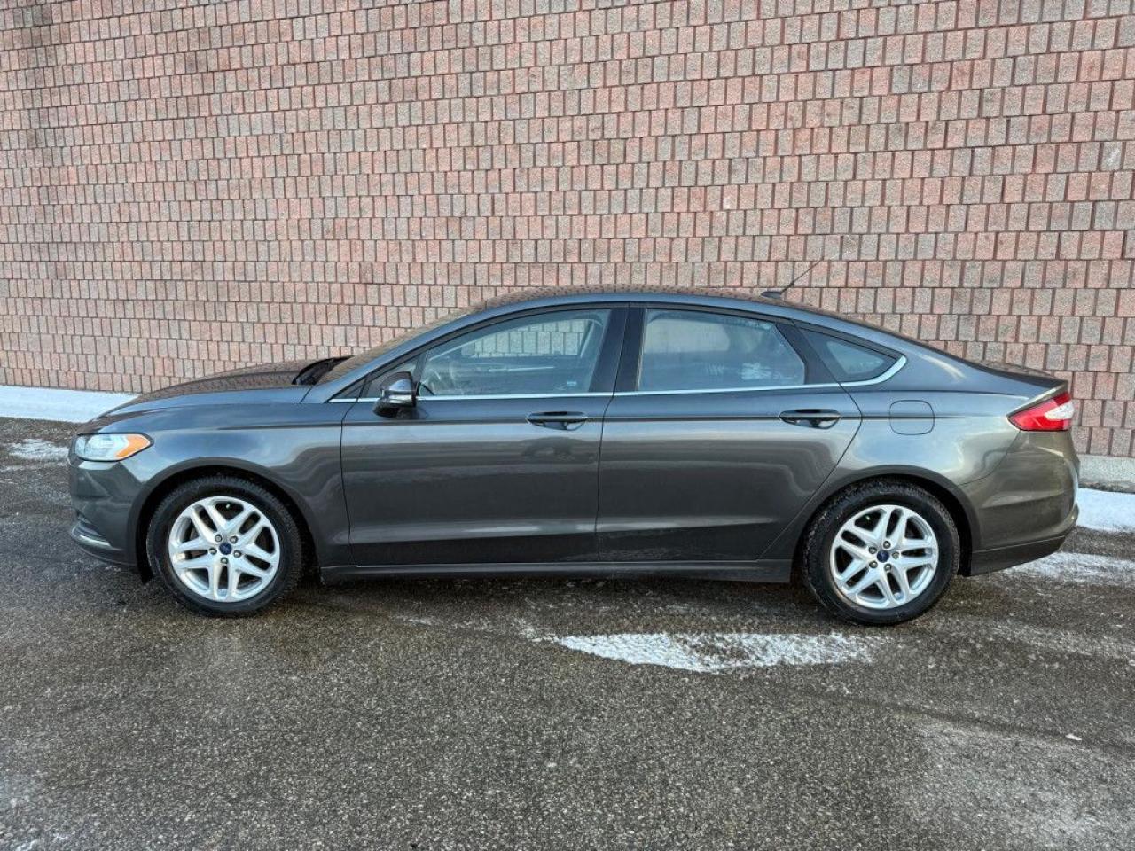 2016 Ford Fusion SE | CLEAN CARFAX | ONE-OWNER | LOW KMS | BIG SCREEN | ALLOY WHEELS | BACK-UP CAM | HEATED SEATS | - Photo #3