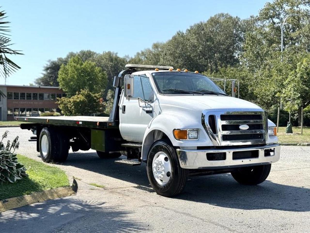 Used 2008 Ford F-750 Regular Cab 2WD 24 Foot Towing Flat Tilt Deck Diesel Air Brakes for sale in Burnaby, BC