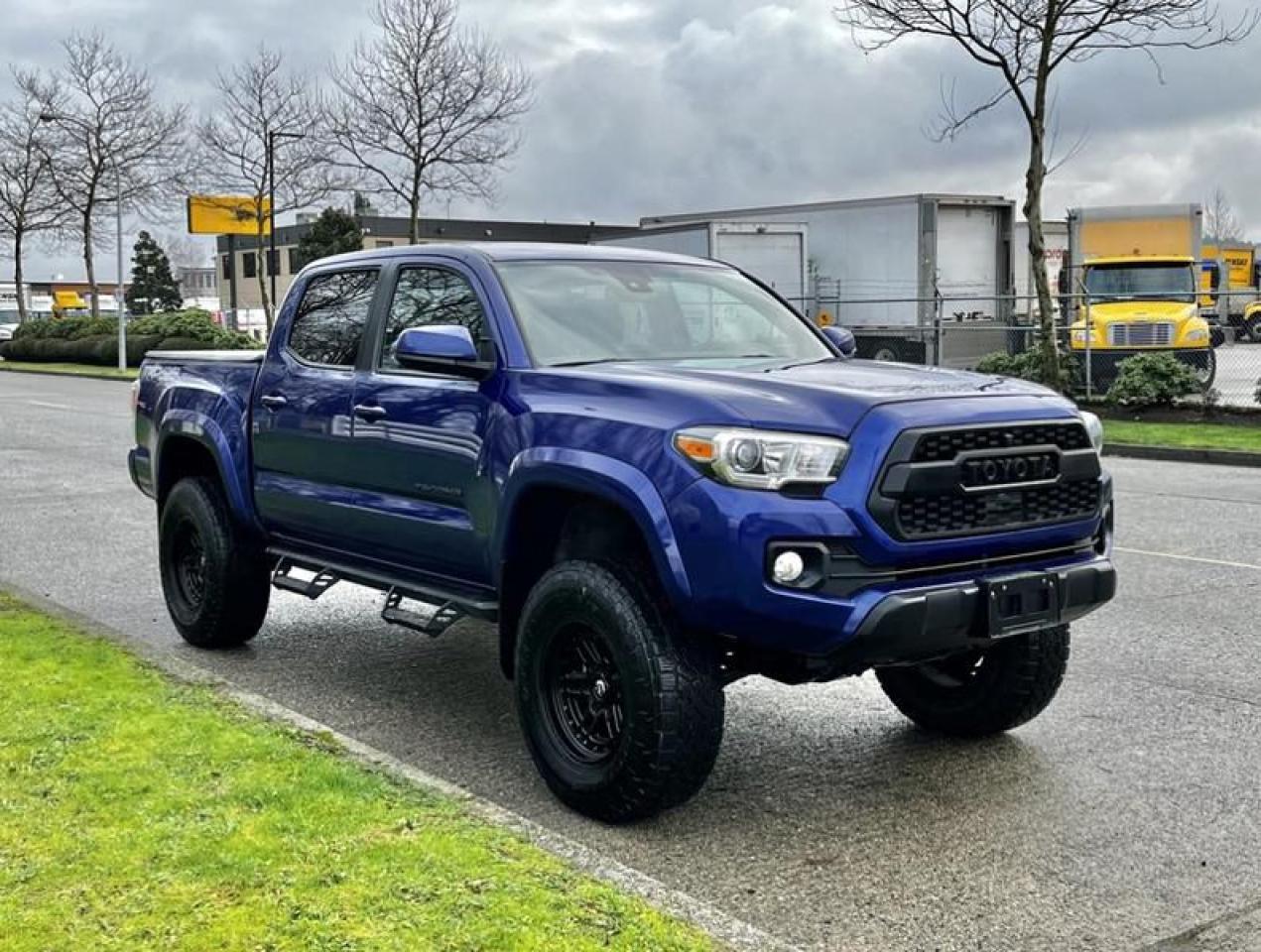 Used 2022 Toyota Tacoma SR5 Crew Cab V6 4WD for sale in Burnaby, BC