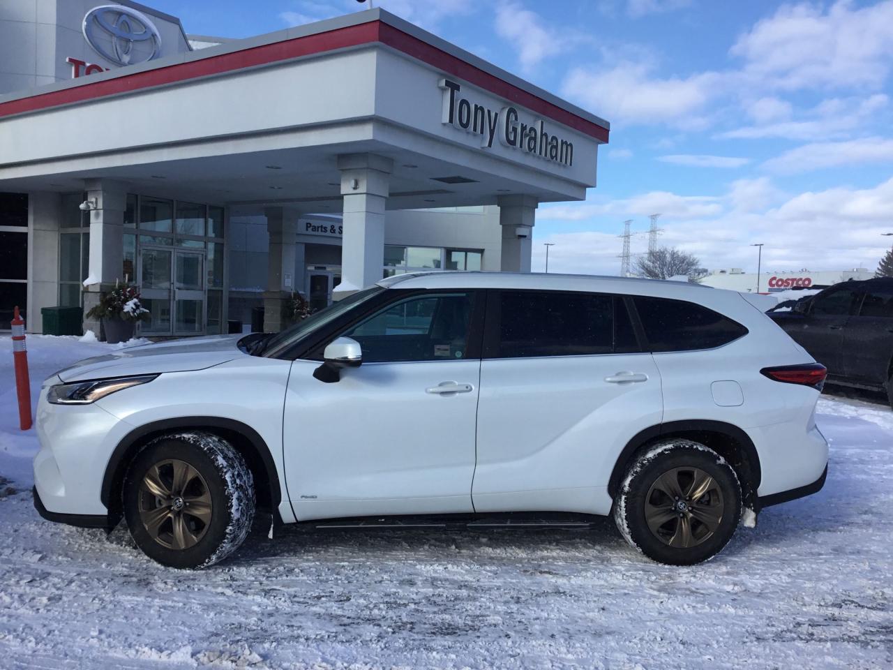 Used 2023 Toyota Highlander HYBRID XLE for sale in Ottawa, ON