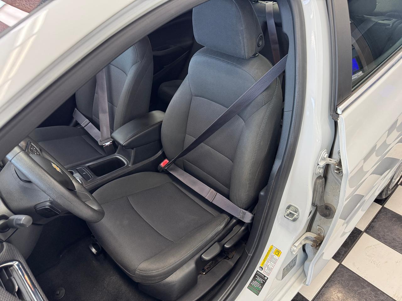 2017 Chevrolet Cruze LT+Camera+Heated Seats+A/C+CLEAN CARFAX Photo