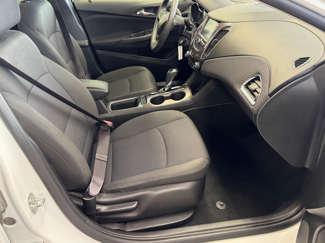 2017 Chevrolet Cruze LT+Camera+Heated Seats+A/C+CLEAN CARFAX Photo