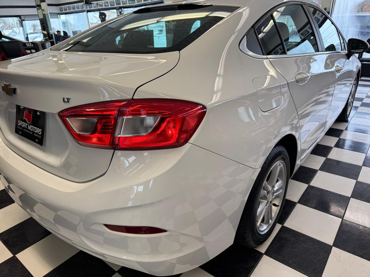 2017 Chevrolet Cruze LT+Camera+Heated Seats+A/C+CLEAN CARFAX Photo