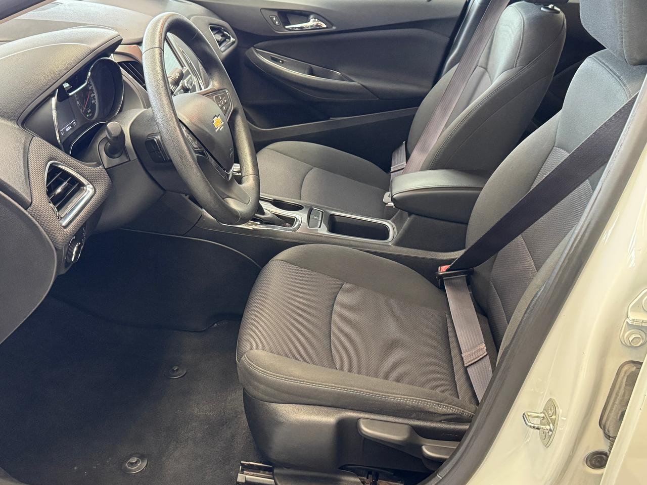 2017 Chevrolet Cruze LT+Camera+Heated Seats+A/C+CLEAN CARFAX Photo