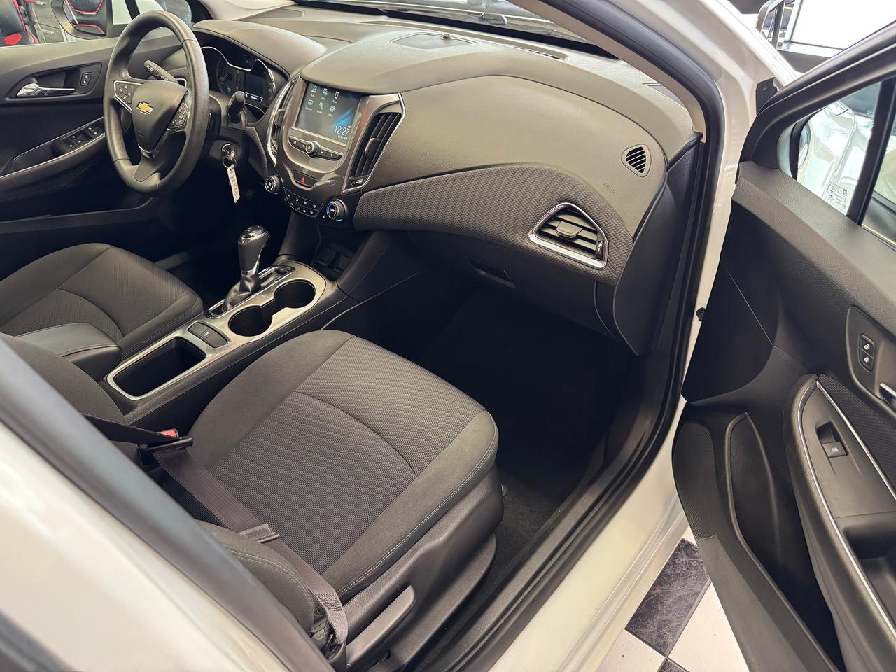 2017 Chevrolet Cruze LT+Camera+Heated Seats+A/C+CLEAN CARFAX Photo