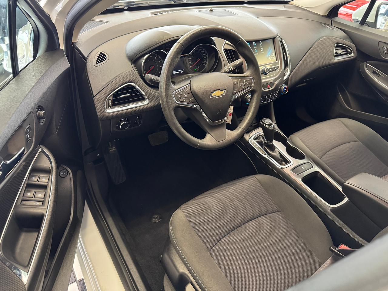 2017 Chevrolet Cruze LT+Camera+Heated Seats+A/C+CLEAN CARFAX Photo