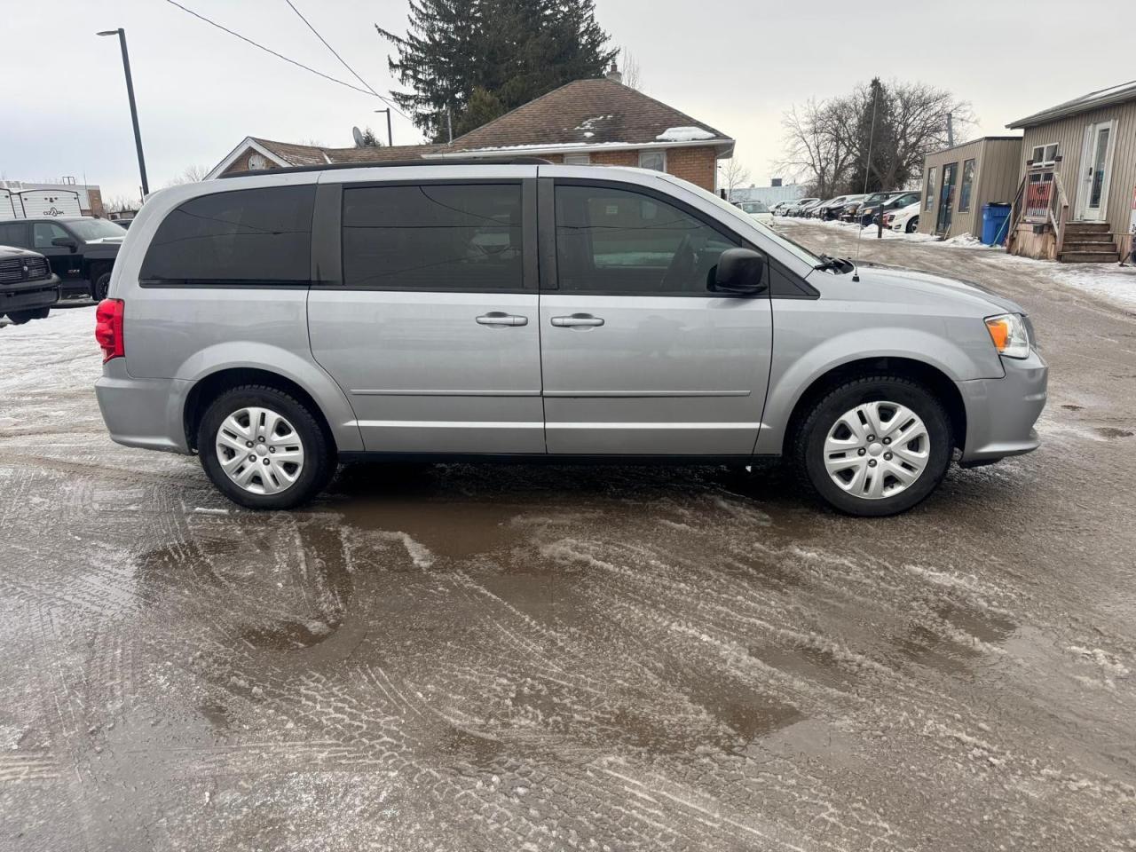 2017 Dodge Grand Caravan SXT, WELL SERVICED, 2 SETS OF WHEELS, CERTIFIED - Photo #6