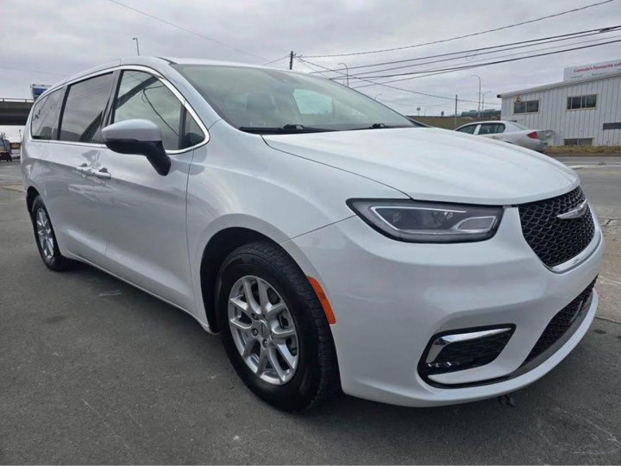 Used 2023 Chrysler Pacifica Touring L | Leather | Heated Steering + Seats | CarPlay + Android | BSM | Adaptive Cruise | for sale in Guelph, ON