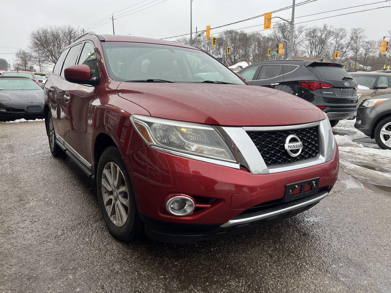 2015 Nissan Pathfinder SL Photo2