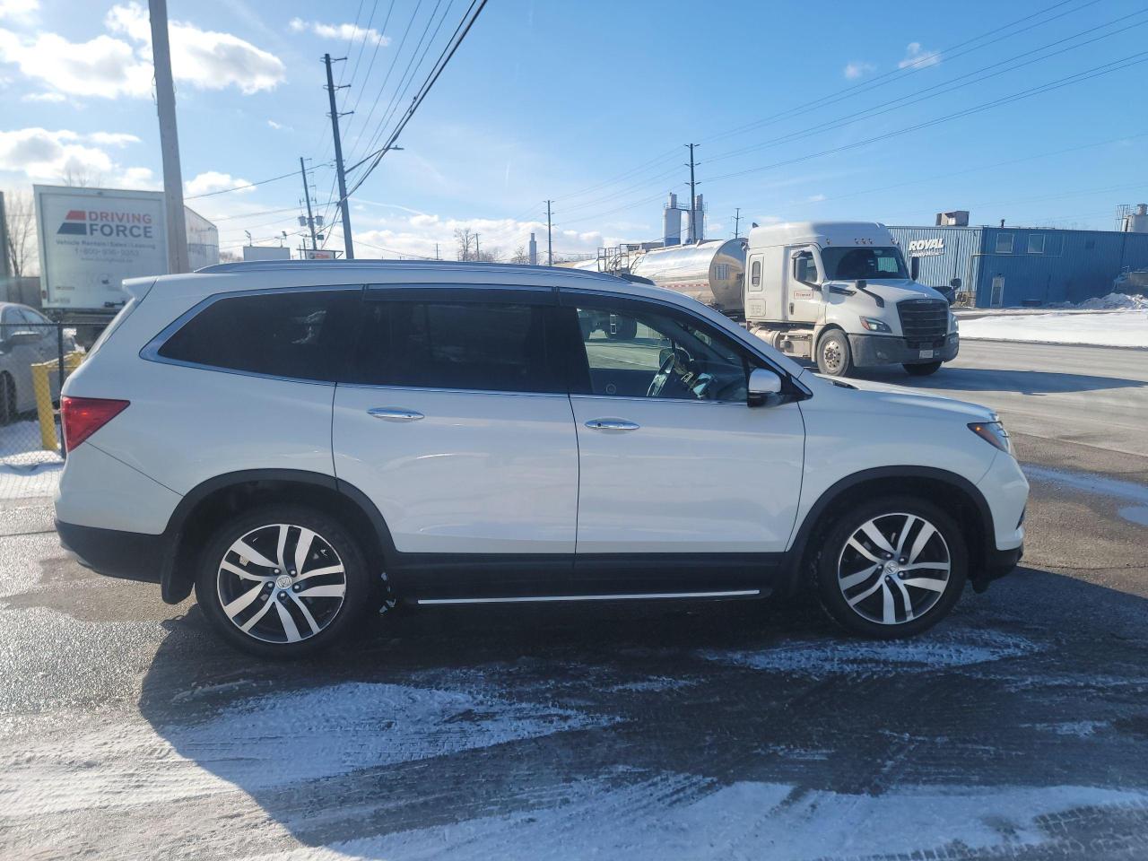 2017 Honda Pilot Touring | VERY CLEAN Photo3
