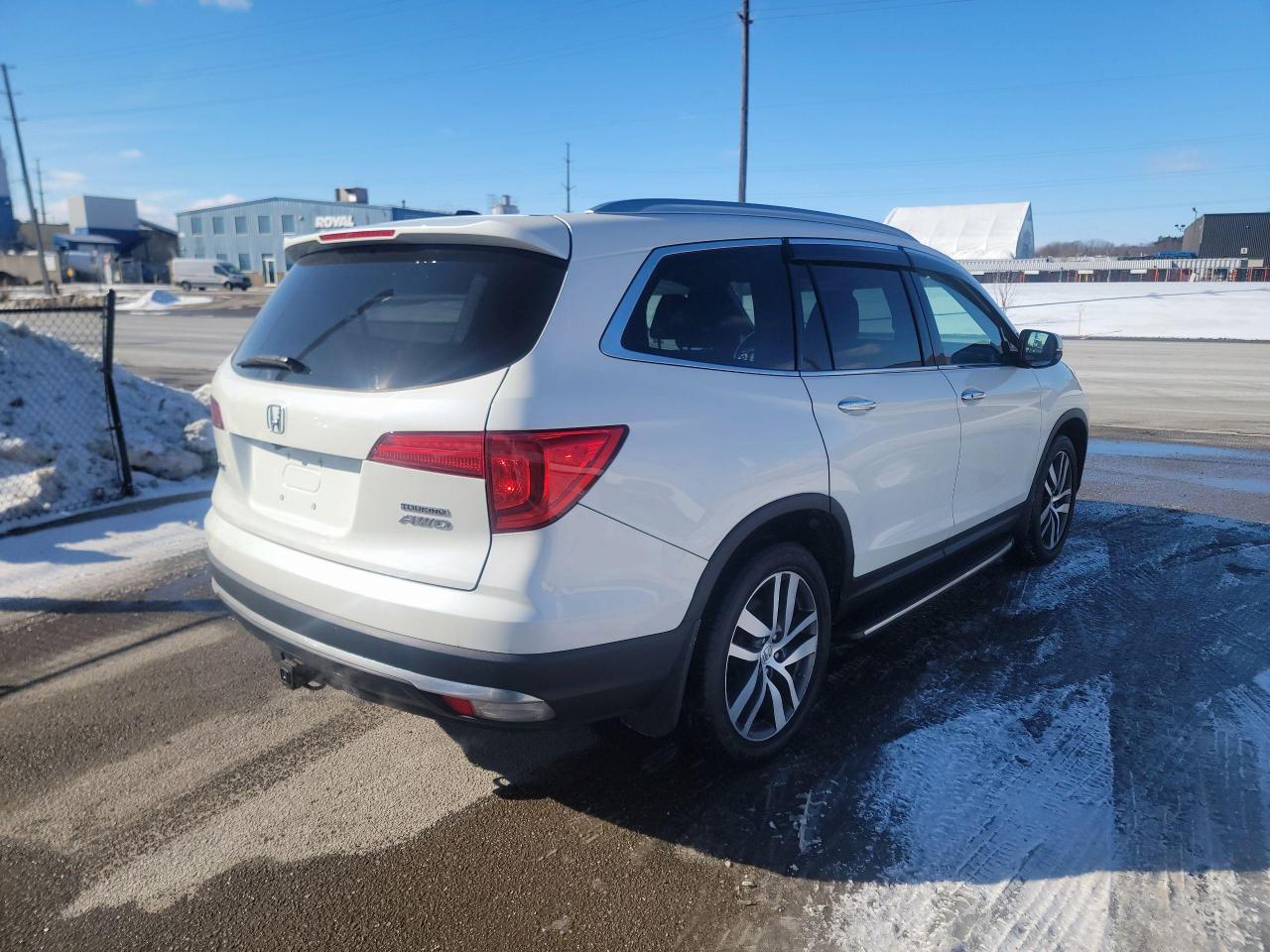 2017 Honda Pilot Touring | VERY CLEAN Photo4