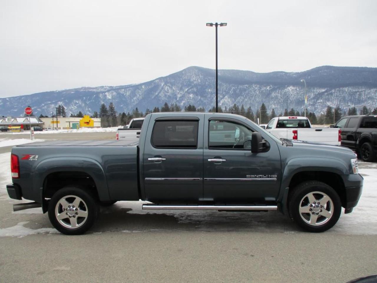 2012 GMC Sierra 2500 HD Denali Crew Cab 4WD Photo3