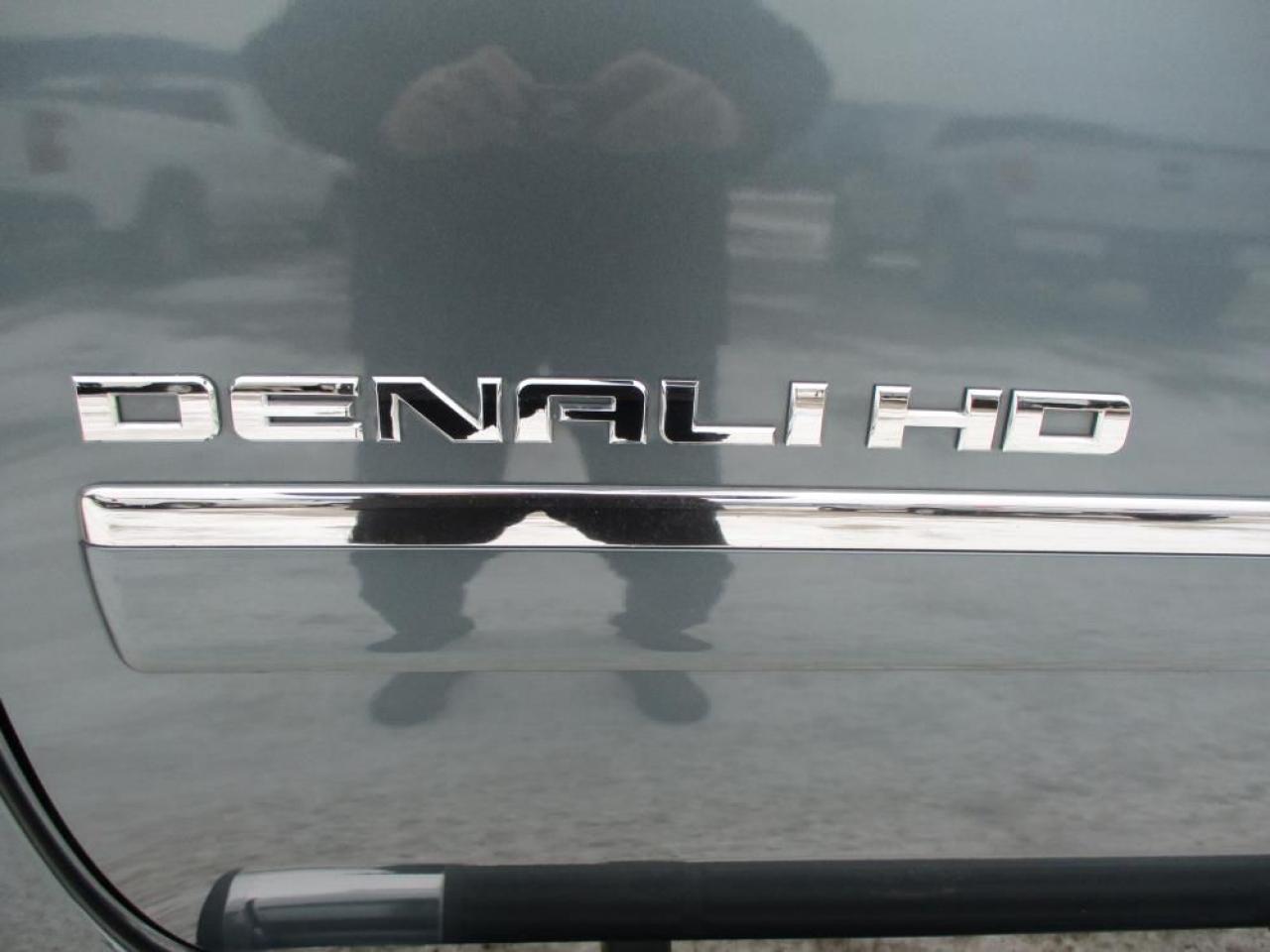 2012 GMC Sierra 2500 HD Denali Crew Cab 4WD Photo9
