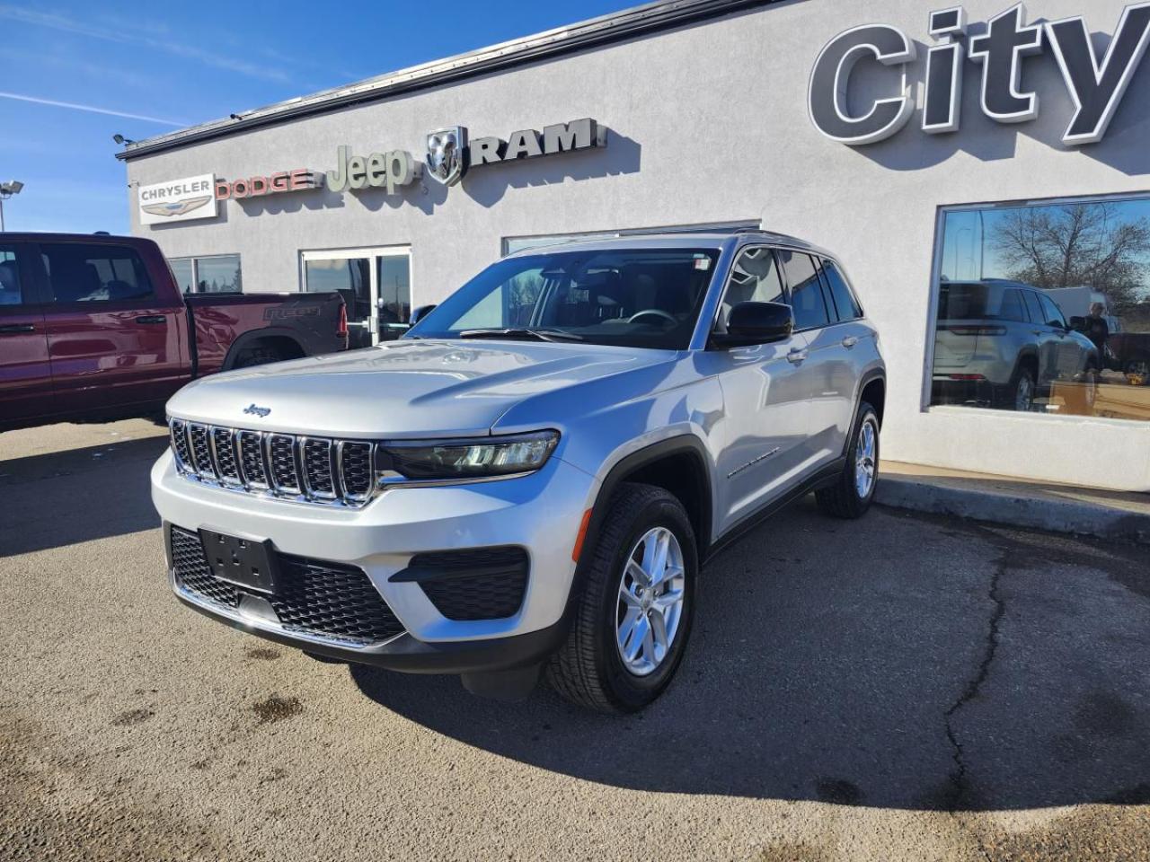 Used 2023 Jeep Grand Cherokee LAREDO 4x4 for sale in Medicine Hat, AB