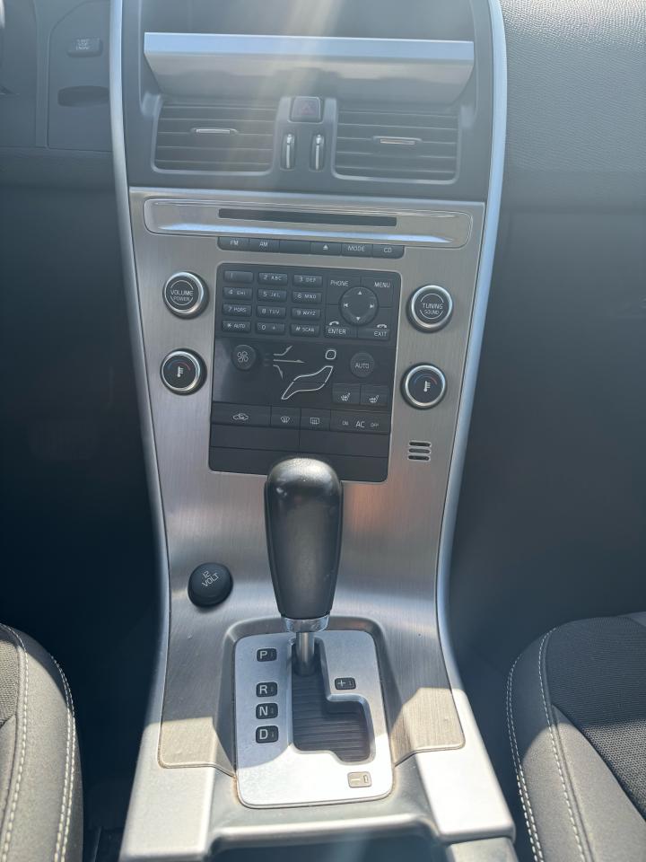 2010 Volvo XC60 Base - Photo #16